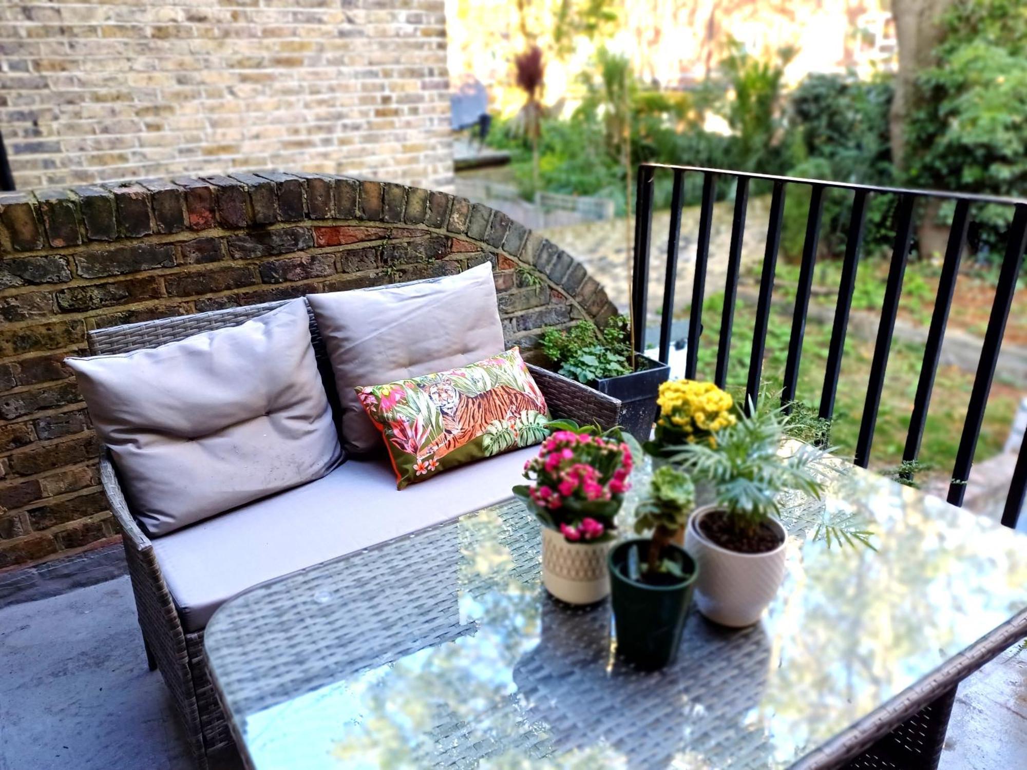 Olympia 2 Bed Terrace Londra