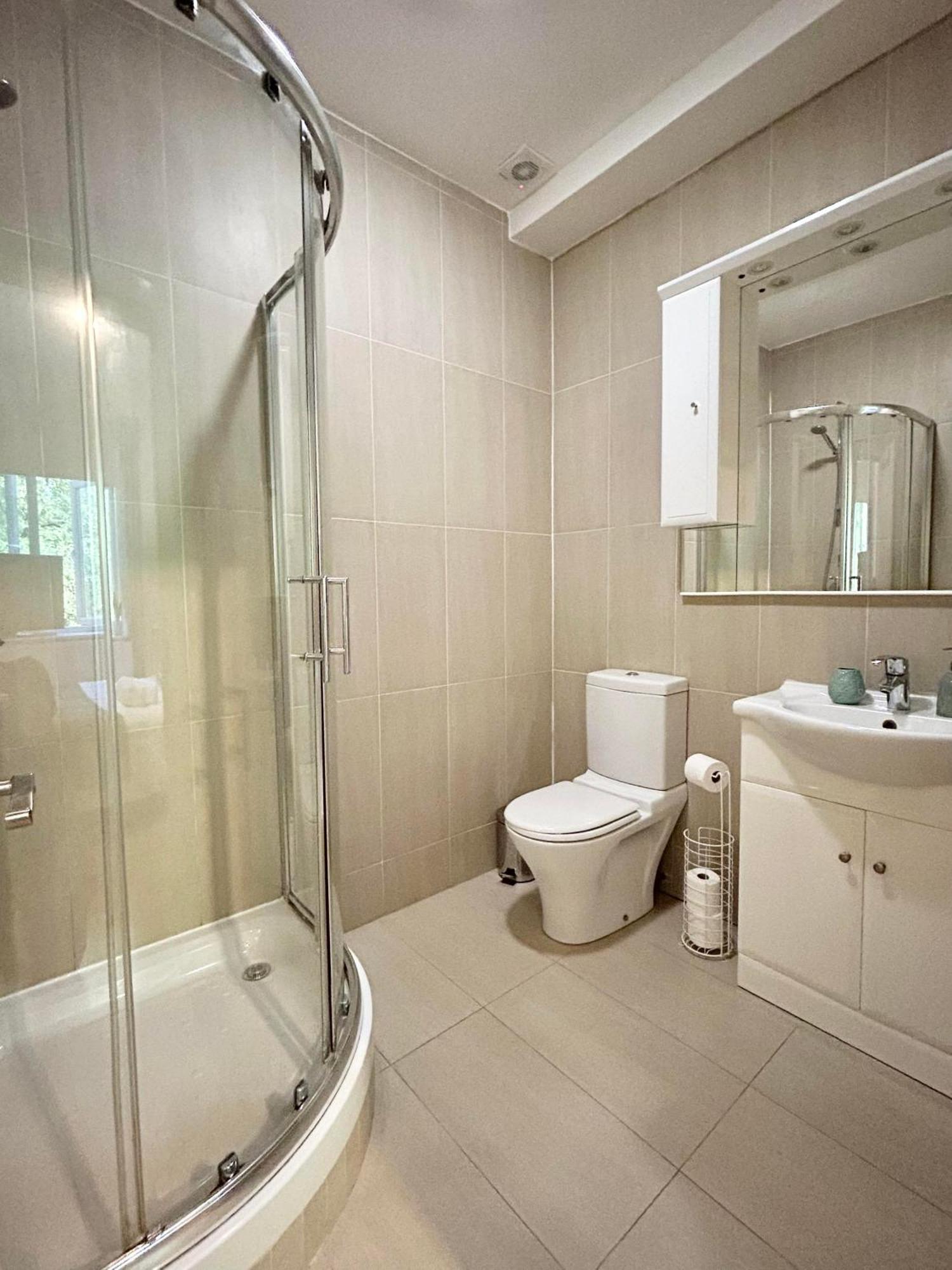 Olympia 2 Bed Terrace Appartamento Londra